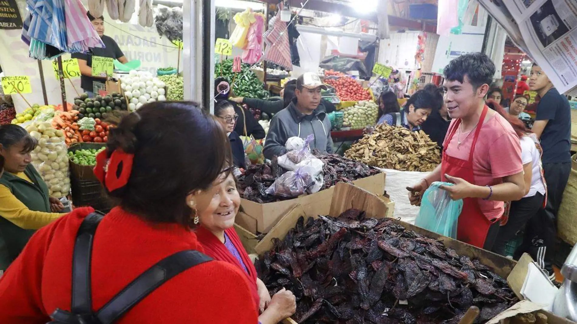 Poblanos abarrotan los mercados a horas de la Navidad